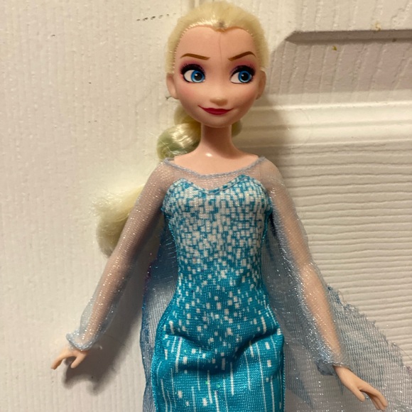 Frozen Bundle - Elsa & Anna dolls ❄️ 🏰 - Picture 14 of 15